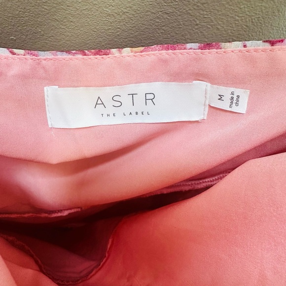 NWT ASTR The Label - Size Medium - Pink Floral - One shoulder dress - Picture 5 of 7